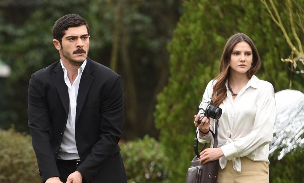 O ex-militar Maraşlı é contratado como protetor da fotógrafa Mahur — Foto: Divulgação/IMDb
