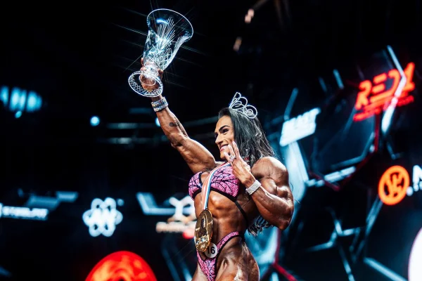 Mr. Olympia: brasileira Natalia Coelho vence pela 3ª vez a Women's Physique