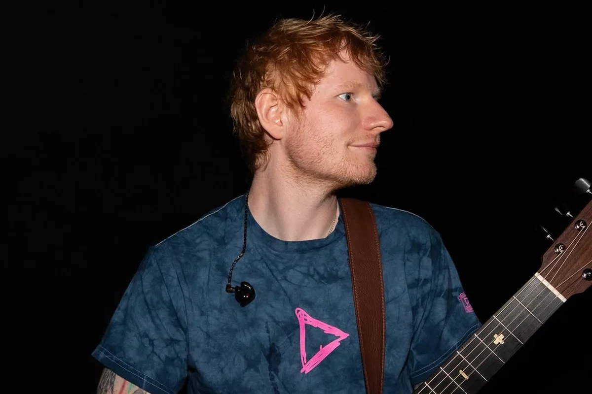 Imagem colorida do cantor Ed Sheeran - Metrópoles